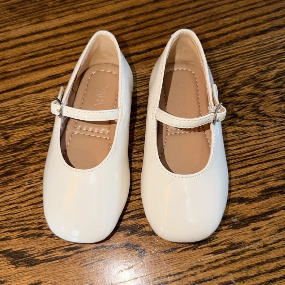 NWOT ZARA PATENT BALLET FLATS 22